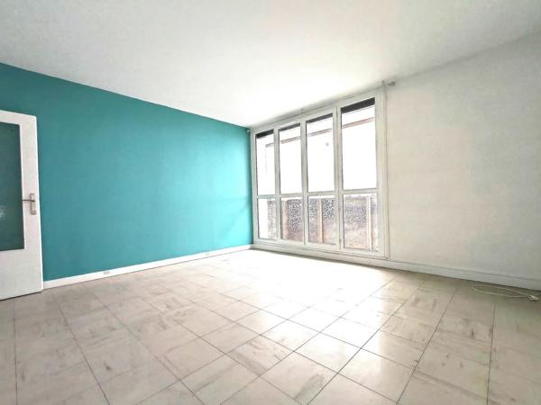 Résidence ravalée et isolée, 2 pièces de 52 m² avec balcon.