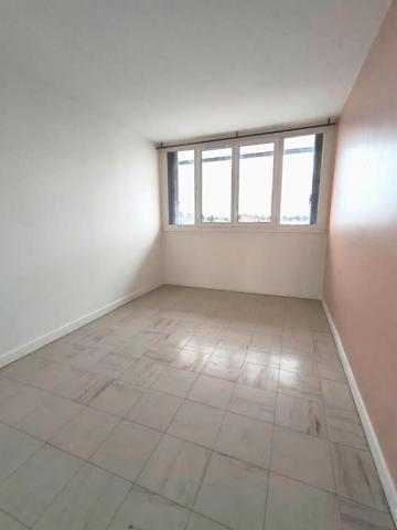 Résidence ravalée et isolée, 2 pièces de 52 m² avec balcon.