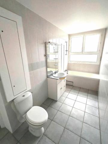 Résidence ravalée et isolée, 2 pièces de 52 m² avec balcon.