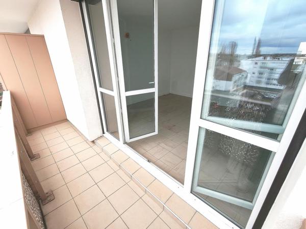 Résidence ravalée et isolée, 2 pièces de 52 m² avec balcon.