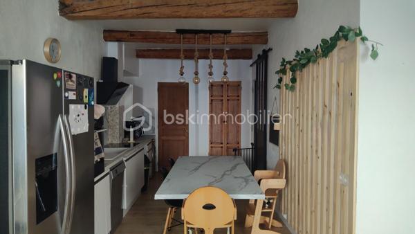 Cette maison de village allie authenticité et modernité grâce à ses nombreuses prestations. Entièrement remise au goût du jour, avec un DPE très performant(C) et équipée de la fibre, elle se situe  dans le centre historique du village de Mane à 20m d’un parking calme et ombragé, de l’office du tourisme, de l’épicerie et du tabac. 
Au rez-de-chaussée, l’entrée donne accès à une grande remise pratique, deux caves voûtées en pierres apparentes pleines de caractère, ainsi qu’à une petite cour intérieure, véritable témoignage de l’âme historique de la bâtisse qui offre en plus de grandes possibilités de rangement.
Au premier étage, vous découvrirez un espace cuisine ouvert sur le salon/SAM lumineux, idéal pour partager des moments conviviaux en famille ou entre amis.
Le deuxième étage est entièrement dédié à une belle chambre parentale spacieuse dotée d’un beau et grand dressing ainsi que d’une salle d’eau/WC privative, offrant un espace intime très fonctionnel.
Enfin, le troisième étage abrite un espace jeu ou bibliothèque, d’une pièce lumineuse d’environ 7m2  pouvant servir de chambre d’enfant ou de bureau, ainsi que d’une salle de bain/WC ouvrant sur une pièce dressing supplémentaire, pour un confort ultra fonctionnel. De là un demi niveau plus haut, une chambre de 11m2 éloignée de l’agitation du reste de la maison permet un calme absolu avec vue sur les toits et hauteurs du village
Le chauffage central assuré par une chaudière à gaz récente (installée il y a deux ans) et les doubles vitrages en bois garantissent une isolation optimale. Prête à emménager, elle ne nécessite aucun travail supplémentaire.
Aux portes de Forcalquier, dans le Lubéron, à deux pas des transports en commun et de l’école, c’est un bien parfait pour une famille ou un couple en quête d’un cadre authentique et chaleureux qui avait déjà été choisi par les comtes de Provence pour la beauté de ses paysages et qui accueille tout près le couvent des Minimes et le prieuré de Salagon dont les réputations de lieux d’excellence ne sont plus à faire !
Ne laissez pas passer cette opportunité.