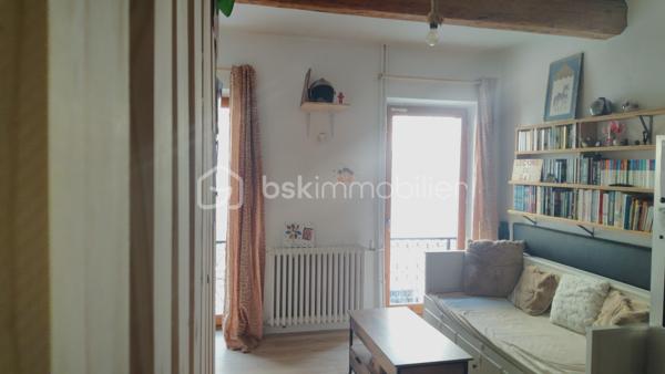Cette maison de village allie authenticité et modernité grâce à ses nombreuses prestations. Entièrement remise au goût du jour, avec un DPE très performant(C) et équipée de la fibre, elle se situe  dans le centre historique du village de Mane à 20m d’un parking calme et ombragé, de l’office du tourisme, de l’épicerie et du tabac. 
Au rez-de-chaussée, l’entrée donne accès à une grande remise pratique, deux caves voûtées en pierres apparentes pleines de caractère, ainsi qu’à une petite cour intérieure, véritable témoignage de l’âme historique de la bâtisse qui offre en plus de grandes possibilités de rangement.
Au premier étage, vous découvrirez un espace cuisine ouvert sur le salon/SAM lumineux, idéal pour partager des moments conviviaux en famille ou entre amis.
Le deuxième étage est entièrement dédié à une belle chambre parentale spacieuse dotée d’un beau et grand dressing ainsi que d’une salle d’eau/WC privative, offrant un espace intime très fonctionnel.
Enfin, le troisième étage abrite un espace jeu ou bibliothèque, d’une pièce lumineuse d’environ 7m2  pouvant servir de chambre d’enfant ou de bureau, ainsi que d’une salle de bain/WC ouvrant sur une pièce dressing supplémentaire, pour un confort ultra fonctionnel. De là un demi niveau plus haut, une chambre de 11m2 éloignée de l’agitation du reste de la maison permet un calme absolu avec vue sur les toits et hauteurs du village
Le chauffage central assuré par une chaudière à gaz récente (installée il y a deux ans) et les doubles vitrages en bois garantissent une isolation optimale. Prête à emménager, elle ne nécessite aucun travail supplémentaire.
Aux portes de Forcalquier, dans le Lubéron, à deux pas des transports en commun et de l’école, c’est un bien parfait pour une famille ou un couple en quête d’un cadre authentique et chaleureux qui avait déjà été choisi par les comtes de Provence pour la beauté de ses paysages et qui accueille tout près le couvent des Minimes et le prieuré de Salagon dont les réputations de lieux d’excellence ne sont plus à faire !
Ne laissez pas passer cette opportunité.