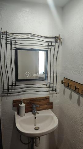 Cette maison de village allie authenticité et modernité grâce à ses nombreuses prestations. Entièrement remise au goût du jour, avec un DPE très performant(C) et équipée de la fibre, elle se situe  dans le centre historique du village de Mane à 20m d’un parking calme et ombragé, de l’office du tourisme, de l’épicerie et du tabac. 
Au rez-de-chaussée, l’entrée donne accès à une grande remise pratique, deux caves voûtées en pierres apparentes pleines de caractère, ainsi qu’à une petite cour intérieure, véritable témoignage de l’âme historique de la bâtisse qui offre en plus de grandes possibilités de rangement.
Au premier étage, vous découvrirez un espace cuisine ouvert sur le salon/SAM lumineux, idéal pour partager des moments conviviaux en famille ou entre amis.
Le deuxième étage est entièrement dédié à une belle chambre parentale spacieuse dotée d’un beau et grand dressing ainsi que d’une salle d’eau/WC privative, offrant un espace intime très fonctionnel.
Enfin, le troisième étage abrite un espace jeu ou bibliothèque, d’une pièce lumineuse d’environ 7m2  pouvant servir de chambre d’enfant ou de bureau, ainsi que d’une salle de bain/WC ouvrant sur une pièce dressing supplémentaire, pour un confort ultra fonctionnel. De là un demi niveau plus haut, une chambre de 11m2 éloignée de l’agitation du reste de la maison permet un calme absolu avec vue sur les toits et hauteurs du village
Le chauffage central assuré par une chaudière à gaz récente (installée il y a deux ans) et les doubles vitrages en bois garantissent une isolation optimale. Prête à emménager, elle ne nécessite aucun travail supplémentaire.
Aux portes de Forcalquier, dans le Lubéron, à deux pas des transports en commun et de l’école, c’est un bien parfait pour une famille ou un couple en quête d’un cadre authentique et chaleureux qui avait déjà été choisi par les comtes de Provence pour la beauté de ses paysages et qui accueille tout près le couvent des Minimes et le prieuré de Salagon dont les réputations de lieux d’excellence ne sont plus à faire !
Ne laissez pas passer cette opportunité.