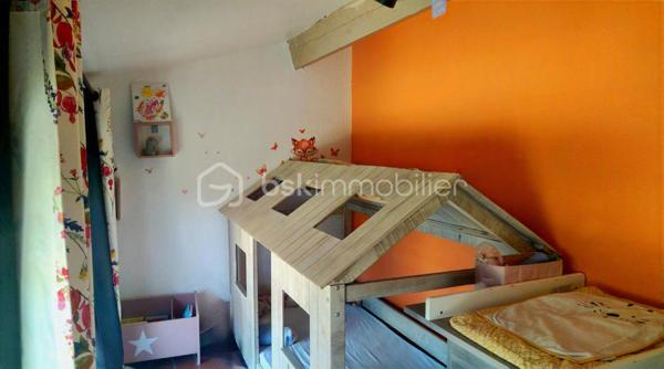 Cette maison de village allie authenticité et modernité grâce à ses nombreuses prestations. Entièrement remise au goût du jour, avec un DPE très performant(C) et équipée de la fibre, elle se situe  dans le centre historique du village de Mane à 20m d’un parking calme et ombragé, de l’office du tourisme, de l’épicerie et du tabac. 
Au rez-de-chaussée, l’entrée donne accès à une grande remise pratique, deux caves voûtées en pierres apparentes pleines de caractère, ainsi qu’à une petite cour intérieure, véritable témoignage de l’âme historique de la bâtisse qui offre en plus de grandes possibilités de rangement.
Au premier étage, vous découvrirez un espace cuisine ouvert sur le salon/SAM lumineux, idéal pour partager des moments conviviaux en famille ou entre amis.
Le deuxième étage est entièrement dédié à une belle chambre parentale spacieuse dotée d’un beau et grand dressing ainsi que d’une salle d’eau/WC privative, offrant un espace intime très fonctionnel.
Enfin, le troisième étage abrite un espace jeu ou bibliothèque, d’une pièce lumineuse d’environ 7m2  pouvant servir de chambre d’enfant ou de bureau, ainsi que d’une salle de bain/WC ouvrant sur une pièce dressing supplémentaire, pour un confort ultra fonctionnel. De là un demi niveau plus haut, une chambre de 11m2 éloignée de l’agitation du reste de la maison permet un calme absolu avec vue sur les toits et hauteurs du village
Le chauffage central assuré par une chaudière à gaz récente (installée il y a deux ans) et les doubles vitrages en bois garantissent une isolation optimale. Prête à emménager, elle ne nécessite aucun travail supplémentaire.
Aux portes de Forcalquier, dans le Lubéron, à deux pas des transports en commun et de l’école, c’est un bien parfait pour une famille ou un couple en quête d’un cadre authentique et chaleureux qui avait déjà été choisi par les comtes de Provence pour la beauté de ses paysages et qui accueille tout près le couvent des Minimes et le prieuré de Salagon dont les réputations de lieux d’excellence ne sont plus à faire !
Ne laissez pas passer cette opportunité.