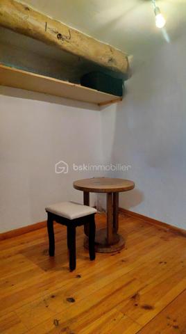 Cette maison de village allie authenticité et modernité grâce à ses nombreuses prestations. Entièrement remise au goût du jour, avec un DPE très performant(C) et équipée de la fibre, elle se situe  dans le centre historique du village de Mane à 20m d’un parking calme et ombragé, de l’office du tourisme, de l’épicerie et du tabac. 
Au rez-de-chaussée, l’entrée donne accès à une grande remise pratique, deux caves voûtées en pierres apparentes pleines de caractère, ainsi qu’à une petite cour intérieure, véritable témoignage de l’âme historique de la bâtisse qui offre en plus de grandes possibilités de rangement.
Au premier étage, vous découvrirez un espace cuisine ouvert sur le salon/SAM lumineux, idéal pour partager des moments conviviaux en famille ou entre amis.
Le deuxième étage est entièrement dédié à une belle chambre parentale spacieuse dotée d’un beau et grand dressing ainsi que d’une salle d’eau/WC privative, offrant un espace intime très fonctionnel.
Enfin, le troisième étage abrite un espace jeu ou bibliothèque, d’une pièce lumineuse d’environ 7m2  pouvant servir de chambre d’enfant ou de bureau, ainsi que d’une salle de bain/WC ouvrant sur une pièce dressing supplémentaire, pour un confort ultra fonctionnel. De là un demi niveau plus haut, une chambre de 11m2 éloignée de l’agitation du reste de la maison permet un calme absolu avec vue sur les toits et hauteurs du village
Le chauffage central assuré par une chaudière à gaz récente (installée il y a deux ans) et les doubles vitrages en bois garantissent une isolation optimale. Prête à emménager, elle ne nécessite aucun travail supplémentaire.
Aux portes de Forcalquier, dans le Lubéron, à deux pas des transports en commun et de l’école, c’est un bien parfait pour une famille ou un couple en quête d’un cadre authentique et chaleureux qui avait déjà été choisi par les comtes de Provence pour la beauté de ses paysages et qui accueille tout près le couvent des Minimes et le prieuré de Salagon dont les réputations de lieux d’excellence ne sont plus à faire !
Ne laissez pas passer cette opportunité.