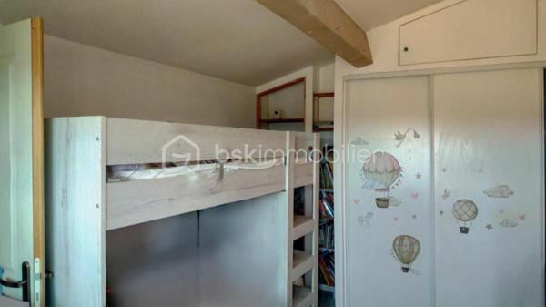 Cette maison de village allie authenticité et modernité grâce à ses nombreuses prestations. Entièrement remise au goût du jour, avec un DPE très performant(C) et équipée de la fibre, elle se situe  dans le centre historique du village de Mane à 20m d’un parking calme et ombragé, de l’office du tourisme, de l’épicerie et du tabac. 
Au rez-de-chaussée, l’entrée donne accès à une grande remise pratique, deux caves voûtées en pierres apparentes pleines de caractère, ainsi qu’à une petite cour intérieure, véritable témoignage de l’âme historique de la bâtisse qui offre en plus de grandes possibilités de rangement.
Au premier étage, vous découvrirez un espace cuisine ouvert sur le salon/SAM lumineux, idéal pour partager des moments conviviaux en famille ou entre amis.
Le deuxième étage est entièrement dédié à une belle chambre parentale spacieuse dotée d’un beau et grand dressing ainsi que d’une salle d’eau/WC privative, offrant un espace intime très fonctionnel.
Enfin, le troisième étage abrite un espace jeu ou bibliothèque, d’une pièce lumineuse d’environ 7m2  pouvant servir de chambre d’enfant ou de bureau, ainsi que d’une salle de bain/WC ouvrant sur une pièce dressing supplémentaire, pour un confort ultra fonctionnel. De là un demi niveau plus haut, une chambre de 11m2 éloignée de l’agitation du reste de la maison permet un calme absolu avec vue sur les toits et hauteurs du village
Le chauffage central assuré par une chaudière à gaz récente (installée il y a deux ans) et les doubles vitrages en bois garantissent une isolation optimale. Prête à emménager, elle ne nécessite aucun travail supplémentaire.
Aux portes de Forcalquier, dans le Lubéron, à deux pas des transports en commun et de l’école, c’est un bien parfait pour une famille ou un couple en quête d’un cadre authentique et chaleureux qui avait déjà été choisi par les comtes de Provence pour la beauté de ses paysages et qui accueille tout près le couvent des Minimes et le prieuré de Salagon dont les réputations de lieux d’excellence ne sont plus à faire !
Ne laissez pas passer cette opportunité.
