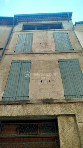 Cette maison de village allie authenticité et modernité grâce à ses nombreuses prestations. Entièrement remise au goût du jour, avec un DPE très performant(C) et équipée de la fibre, elle se situe  dans le centre historique du village de Mane à 20m d’un parking calme et ombragé, de l’office du tourisme, de l’épicerie et du tabac. 
Au rez-de-chaussée, l’entrée donne accès à une grande remise pratique, deux caves voûtées en pierres apparentes pleines de caractère, ainsi qu’à une petite cour intérieure, véritable témoignage de l’âme historique de la bâtisse qui offre en plus de grandes possibilités de rangement.
Au premier étage, vous découvrirez un espace cuisine ouvert sur le salon/SAM lumineux, idéal pour partager des moments conviviaux en famille ou entre amis.
Le deuxième étage est entièrement dédié à une belle chambre parentale spacieuse dotée d’un beau et grand dressing ainsi que d’une salle d’eau/WC privative, offrant un espace intime très fonctionnel.
Enfin, le troisième étage abrite un espace jeu ou bibliothèque, d’une pièce lumineuse d’environ 7m2  pouvant servir de chambre d’enfant ou de bureau, ainsi que d’une salle de bain/WC ouvrant sur une pièce dressing supplémentaire, pour un confort ultra fonctionnel. De là un demi niveau plus haut, une chambre de 11m2 éloignée de l’agitation du reste de la maison permet un calme absolu avec vue sur les toits et hauteurs du village
Le chauffage central assuré par une chaudière à gaz récente (installée il y a deux ans) et les doubles vitrages en bois garantissent une isolation optimale. Prête à emménager, elle ne nécessite aucun travail supplémentaire.
Aux portes de Forcalquier, dans le Lubéron, à deux pas des transports en commun et de l’école, c’est un bien parfait pour une famille ou un couple en quête d’un cadre authentique et chaleureux qui avait déjà été choisi par les comtes de Provence pour la beauté de ses paysages et qui accueille tout près le couvent des Minimes et le prieuré de Salagon dont les réputations de lieux d’excellence ne sont plus à faire !
Ne laissez pas passer cette opportunité.