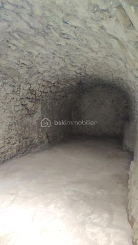 Cette maison de village allie authenticité et modernité grâce à ses nombreuses prestations. Entièrement remise au goût du jour, avec un DPE très performant(C) et équipée de la fibre, elle se situe  dans le centre historique du village de Mane à 20m d’un parking calme et ombragé, de l’office du tourisme, de l’épicerie et du tabac. 
Au rez-de-chaussée, l’entrée donne accès à une grande remise pratique, deux caves voûtées en pierres apparentes pleines de caractère, ainsi qu’à une petite cour intérieure, véritable témoignage de l’âme historique de la bâtisse qui offre en plus de grandes possibilités de rangement.
Au premier étage, vous découvrirez un espace cuisine ouvert sur le salon/SAM lumineux, idéal pour partager des moments conviviaux en famille ou entre amis.
Le deuxième étage est entièrement dédié à une belle chambre parentale spacieuse dotée d’un beau et grand dressing ainsi que d’une salle d’eau/WC privative, offrant un espace intime très fonctionnel.
Enfin, le troisième étage abrite un espace jeu ou bibliothèque, d’une pièce lumineuse d’environ 7m2  pouvant servir de chambre d’enfant ou de bureau, ainsi que d’une salle de bain/WC ouvrant sur une pièce dressing supplémentaire, pour un confort ultra fonctionnel. De là un demi niveau plus haut, une chambre de 11m2 éloignée de l’agitation du reste de la maison permet un calme absolu avec vue sur les toits et hauteurs du village
Le chauffage central assuré par une chaudière à gaz récente (installée il y a deux ans) et les doubles vitrages en bois garantissent une isolation optimale. Prête à emménager, elle ne nécessite aucun travail supplémentaire.
Aux portes de Forcalquier, dans le Lubéron, à deux pas des transports en commun et de l’école, c’est un bien parfait pour une famille ou un couple en quête d’un cadre authentique et chaleureux qui avait déjà été choisi par les comtes de Provence pour la beauté de ses paysages et qui accueille tout près le couvent des Minimes et le prieuré de Salagon dont les réputations de lieux d’excellence ne sont plus à faire !
Ne laissez pas passer cette opportunité.