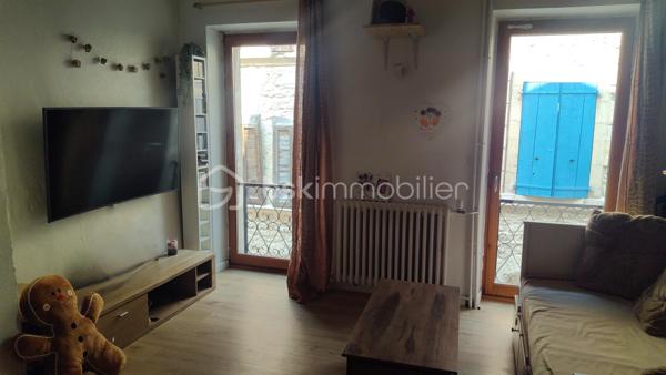 Cette maison de village allie authenticité et modernité grâce à ses nombreuses prestations. Entièrement remise au goût du jour, avec un DPE très performant(C) et équipée de la fibre, elle se situe  dans le centre historique du village de Mane à 20m d’un parking calme et ombragé, de l’office du tourisme, de l’épicerie et du tabac. 
Au rez-de-chaussée, l’entrée donne accès à une grande remise pratique, deux caves voûtées en pierres apparentes pleines de caractère, ainsi qu’à une petite cour intérieure, véritable témoignage de l’âme historique de la bâtisse qui offre en plus de grandes possibilités de rangement.
Au premier étage, vous découvrirez un espace cuisine ouvert sur le salon/SAM lumineux, idéal pour partager des moments conviviaux en famille ou entre amis.
Le deuxième étage est entièrement dédié à une belle chambre parentale spacieuse dotée d’un beau et grand dressing ainsi que d’une salle d’eau/WC privative, offrant un espace intime très fonctionnel.
Enfin, le troisième étage abrite un espace jeu ou bibliothèque, d’une pièce lumineuse d’environ 7m2  pouvant servir de chambre d’enfant ou de bureau, ainsi que d’une salle de bain/WC ouvrant sur une pièce dressing supplémentaire, pour un confort ultra fonctionnel. De là un demi niveau plus haut, une chambre de 11m2 éloignée de l’agitation du reste de la maison permet un calme absolu avec vue sur les toits et hauteurs du village
Le chauffage central assuré par une chaudière à gaz récente (installée il y a deux ans) et les doubles vitrages en bois garantissent une isolation optimale. Prête à emménager, elle ne nécessite aucun travail supplémentaire.
Aux portes de Forcalquier, dans le Lubéron, à deux pas des transports en commun et de l’école, c’est un bien parfait pour une famille ou un couple en quête d’un cadre authentique et chaleureux qui avait déjà été choisi par les comtes de Provence pour la beauté de ses paysages et qui accueille tout près le couvent des Minimes et le prieuré de Salagon dont les réputations de lieux d’excellence ne sont plus à faire !
Ne laissez pas passer cette opportunité.