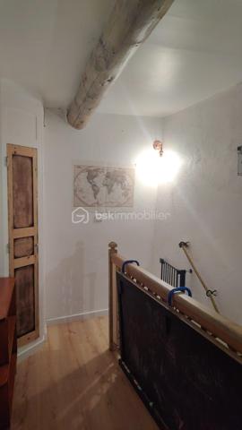 Cette maison de village allie authenticité et modernité grâce à ses nombreuses prestations. Entièrement remise au goût du jour, avec un DPE très performant(C) et équipée de la fibre, elle se situe  dans le centre historique du village de Mane à 20m d’un parking calme et ombragé, de l’office du tourisme, de l’épicerie et du tabac. 
Au rez-de-chaussée, l’entrée donne accès à une grande remise pratique, deux caves voûtées en pierres apparentes pleines de caractère, ainsi qu’à une petite cour intérieure, véritable témoignage de l’âme historique de la bâtisse qui offre en plus de grandes possibilités de rangement.
Au premier étage, vous découvrirez un espace cuisine ouvert sur le salon/SAM lumineux, idéal pour partager des moments conviviaux en famille ou entre amis.
Le deuxième étage est entièrement dédié à une belle chambre parentale spacieuse dotée d’un beau et grand dressing ainsi que d’une salle d’eau/WC privative, offrant un espace intime très fonctionnel.
Enfin, le troisième étage abrite un espace jeu ou bibliothèque, d’une pièce lumineuse d’environ 7m2  pouvant servir de chambre d’enfant ou de bureau, ainsi que d’une salle de bain/WC ouvrant sur une pièce dressing supplémentaire, pour un confort ultra fonctionnel. De là un demi niveau plus haut, une chambre de 11m2 éloignée de l’agitation du reste de la maison permet un calme absolu avec vue sur les toits et hauteurs du village
Le chauffage central assuré par une chaudière à gaz récente (installée il y a deux ans) et les doubles vitrages en bois garantissent une isolation optimale. Prête à emménager, elle ne nécessite aucun travail supplémentaire.
Aux portes de Forcalquier, dans le Lubéron, à deux pas des transports en commun et de l’école, c’est un bien parfait pour une famille ou un couple en quête d’un cadre authentique et chaleureux qui avait déjà été choisi par les comtes de Provence pour la beauté de ses paysages et qui accueille tout près le couvent des Minimes et le prieuré de Salagon dont les réputations de lieux d’excellence ne sont plus à faire !
Ne laissez pas passer cette opportunité.