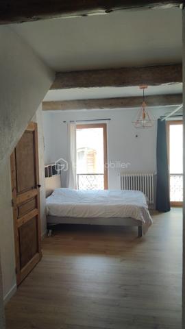 Cette maison de village allie authenticité et modernité grâce à ses nombreuses prestations. Entièrement remise au goût du jour, avec un DPE très performant(C) et équipée de la fibre, elle se situe  dans le centre historique du village de Mane à 20m d’un parking calme et ombragé, de l’office du tourisme, de l’épicerie et du tabac. 
Au rez-de-chaussée, l’entrée donne accès à une grande remise pratique, deux caves voûtées en pierres apparentes pleines de caractère, ainsi qu’à une petite cour intérieure, véritable témoignage de l’âme historique de la bâtisse qui offre en plus de grandes possibilités de rangement.
Au premier étage, vous découvrirez un espace cuisine ouvert sur le salon/SAM lumineux, idéal pour partager des moments conviviaux en famille ou entre amis.
Le deuxième étage est entièrement dédié à une belle chambre parentale spacieuse dotée d’un beau et grand dressing ainsi que d’une salle d’eau/WC privative, offrant un espace intime très fonctionnel.
Enfin, le troisième étage abrite un espace jeu ou bibliothèque, d’une pièce lumineuse d’environ 7m2  pouvant servir de chambre d’enfant ou de bureau, ainsi que d’une salle de bain/WC ouvrant sur une pièce dressing supplémentaire, pour un confort ultra fonctionnel. De là un demi niveau plus haut, une chambre de 11m2 éloignée de l’agitation du reste de la maison permet un calme absolu avec vue sur les toits et hauteurs du village
Le chauffage central assuré par une chaudière à gaz récente (installée il y a deux ans) et les doubles vitrages en bois garantissent une isolation optimale. Prête à emménager, elle ne nécessite aucun travail supplémentaire.
Aux portes de Forcalquier, dans le Lubéron, à deux pas des transports en commun et de l’école, c’est un bien parfait pour une famille ou un couple en quête d’un cadre authentique et chaleureux qui avait déjà été choisi par les comtes de Provence pour la beauté de ses paysages et qui accueille tout près le couvent des Minimes et le prieuré de Salagon dont les réputations de lieux d’excellence ne sont plus à faire !
Ne laissez pas passer cette opportunité.