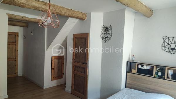 Cette maison de village allie authenticité et modernité grâce à ses nombreuses prestations. Entièrement remise au goût du jour, avec un DPE très performant(C) et équipée de la fibre, elle se situe  dans le centre historique du village de Mane à 20m d’un parking calme et ombragé, de l’office du tourisme, de l’épicerie et du tabac. 
Au rez-de-chaussée, l’entrée donne accès à une grande remise pratique, deux caves voûtées en pierres apparentes pleines de caractère, ainsi qu’à une petite cour intérieure, véritable témoignage de l’âme historique de la bâtisse qui offre en plus de grandes possibilités de rangement.
Au premier étage, vous découvrirez un espace cuisine ouvert sur le salon/SAM lumineux, idéal pour partager des moments conviviaux en famille ou entre amis.
Le deuxième étage est entièrement dédié à une belle chambre parentale spacieuse dotée d’un beau et grand dressing ainsi que d’une salle d’eau/WC privative, offrant un espace intime très fonctionnel.
Enfin, le troisième étage abrite un espace jeu ou bibliothèque, d’une pièce lumineuse d’environ 7m2  pouvant servir de chambre d’enfant ou de bureau, ainsi que d’une salle de bain/WC ouvrant sur une pièce dressing supplémentaire, pour un confort ultra fonctionnel. De là un demi niveau plus haut, une chambre de 11m2 éloignée de l’agitation du reste de la maison permet un calme absolu avec vue sur les toits et hauteurs du village
Le chauffage central assuré par une chaudière à gaz récente (installée il y a deux ans) et les doubles vitrages en bois garantissent une isolation optimale. Prête à emménager, elle ne nécessite aucun travail supplémentaire.
Aux portes de Forcalquier, dans le Lubéron, à deux pas des transports en commun et de l’école, c’est un bien parfait pour une famille ou un couple en quête d’un cadre authentique et chaleureux qui avait déjà été choisi par les comtes de Provence pour la beauté de ses paysages et qui accueille tout près le couvent des Minimes et le prieuré de Salagon dont les réputations de lieux d’excellence ne sont plus à faire !
Ne laissez pas passer cette opportunité.