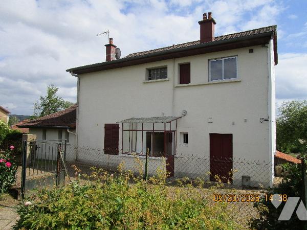 Maison  située dans un secteur calme composée de 7 pièces et dépendances
Le tout sur 52 a 21 ca