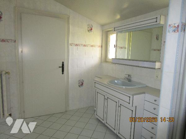 Maison  située dans un secteur calme composée de 7 pièces et dépendances
Le tout sur 52 a 21 ca