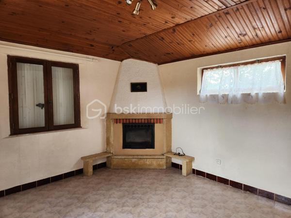 MALIJAI :Deux maisons INDEPENDANTES pour un regroupement familial ou un complément de revenus ! 
Possibilité de DIVISION de la propriété pour acquérir seulement la maison T4 (me contacter)
Idéalement situé entre Digne, Manosque et Sisteron, une belle affaire à saisir avec ce terrain de 1400m² environ comprenant une VILLA T4 et une ANNEXE T2, non mitoyennes soit environ 140m² habitables hors véranda !!! Possibilité de réunir les deux bâtis ! ( demande obligatoire au préalable)
Edifiée sur une parcelle plate et arborée (oliviers), dotée d’un GRAND PARKING prévu pour accueillir 5 véhicules, cette VILLA T4 de PLAIN PIED, en BON ETAT, se compose de CINQ PIECES réparties sur 105m² environ. A l’entrée, à droite, se trouve une BUANDERIE avec les TOILETTES ; en face, une CUISINE de 12m² environ, séparée, équipée et aménagée. A gauche, l’ESPACE DE VIE de 38m² environ, SPACIEUX et LUMINEUX donne accès à une VERANDA fermée de 21m² environ. Les plafonds « cathédrale » de la salle de vie contribuent à une agréable sensation de bien-être.  Une grande CHEMINEE et son INSERT apportent une note chaleureuse et intimiste.
La PARTIE NUIT offre 3 CHAMBRES de 10m² environ, une SALLE DE BAINS moderne, équipée d’une BAIGNOIRE et d’une CABINE DOUCHE.
L’annexe de PLEIN PIED,  NON MITOYENNE offre près de 38m² de surface habitable  !!! Elle peut générer des REVENUS LOCATIFS ou loger des membres de la famille (parents âgés ou étudiants). Elle se compose d’un espace de vie, une cuisine équipée, une chambre, une salle d’eau et une buanderie.
Les menuiseries intérieures sont de belle facture ! 
Possibilité de créer des garages sur le terrain ! (après autorisation, à demander)