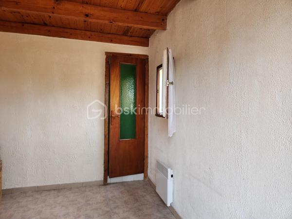 MALIJAI :Deux maisons INDEPENDANTES pour un regroupement familial ou un complément de revenus ! 
Possibilité de DIVISION de la propriété pour acquérir seulement la maison T4 (me contacter)
Idéalement situé entre Digne, Manosque et Sisteron, une belle affaire à saisir avec ce terrain de 1400m² environ comprenant une VILLA T4 et une ANNEXE T2, non mitoyennes soit environ 140m² habitables hors véranda !!! Possibilité de réunir les deux bâtis ! ( demande obligatoire au préalable)
Edifiée sur une parcelle plate et arborée (oliviers), dotée d’un GRAND PARKING prévu pour accueillir 5 véhicules, cette VILLA T4 de PLAIN PIED, en BON ETAT, se compose de CINQ PIECES réparties sur 105m² environ. A l’entrée, à droite, se trouve une BUANDERIE avec les TOILETTES ; en face, une CUISINE de 12m² environ, séparée, équipée et aménagée. A gauche, l’ESPACE DE VIE de 38m² environ, SPACIEUX et LUMINEUX donne accès à une VERANDA fermée de 21m² environ. Les plafonds « cathédrale » de la salle de vie contribuent à une agréable sensation de bien-être.  Une grande CHEMINEE et son INSERT apportent une note chaleureuse et intimiste.
La PARTIE NUIT offre 3 CHAMBRES de 10m² environ, une SALLE DE BAINS moderne, équipée d’une BAIGNOIRE et d’une CABINE DOUCHE.
L’annexe de PLEIN PIED,  NON MITOYENNE offre près de 38m² de surface habitable  !!! Elle peut générer des REVENUS LOCATIFS ou loger des membres de la famille (parents âgés ou étudiants). Elle se compose d’un espace de vie, une cuisine équipée, une chambre, une salle d’eau et une buanderie.
Les menuiseries intérieures sont de belle facture ! 
Possibilité de créer des garages sur le terrain ! (après autorisation, à demander)