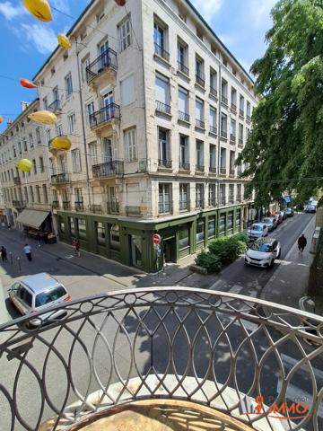 Très bel appartement en hyper centre avec parking balcon et ascenseur