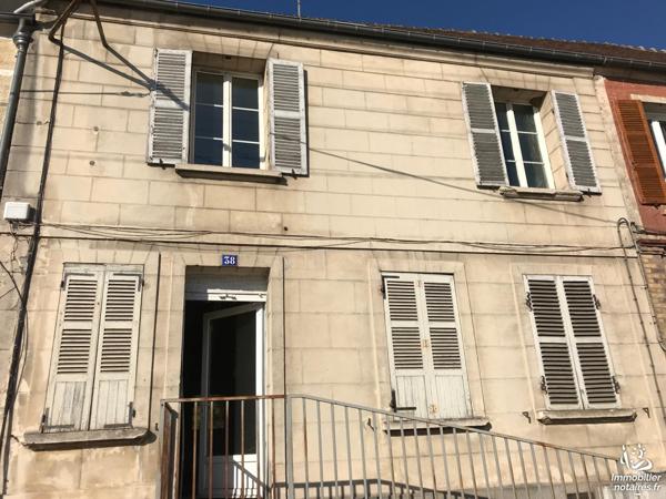 maison de ville bien située, proche commerces et collège, travaux de rénovation à prévoir.