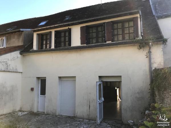 maison de ville bien située, proche commerces et collège, travaux de rénovation à prévoir.