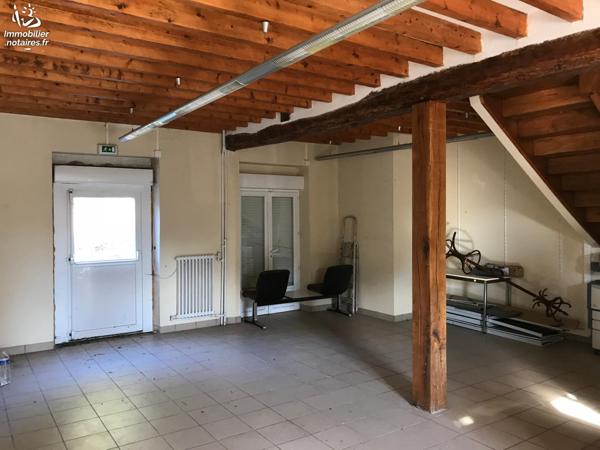 maison de ville bien située, proche commerces et collège, travaux de rénovation à prévoir.