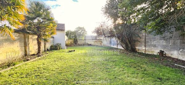 ANGOULEME "LE PLATEAU" - MAISON DE VILLE DE 7 PIECES PRINCIPALES AVEC JARDIN ET CAVE