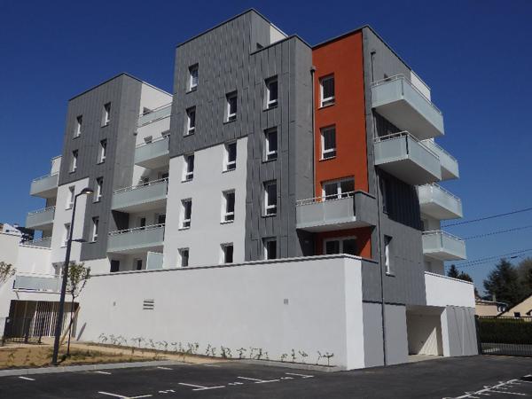 A LOUER T2 AVEC BALCON DANS BELLE RESIDENCE A MAROMME