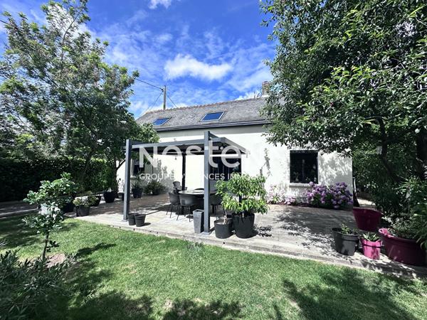 Superbe maison rénovée de 112.88 m² à vendre avec 3 chambres, jardin paysagé, terrasse avec pergola bioclimatique, garage à Montval-sur-Loir (72500)