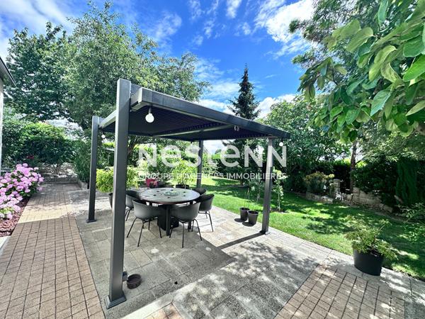Superbe maison rénovée de 112.88 m² à vendre avec 3 chambres, jardin paysagé, terrasse avec pergola bioclimatique, garage à Montval-sur-Loir (72500)