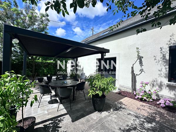 Superbe maison rénovée de 112.88 m² à vendre avec 3 chambres, jardin paysagé, terrasse avec pergola bioclimatique, garage à Montval-sur-Loir (72500)