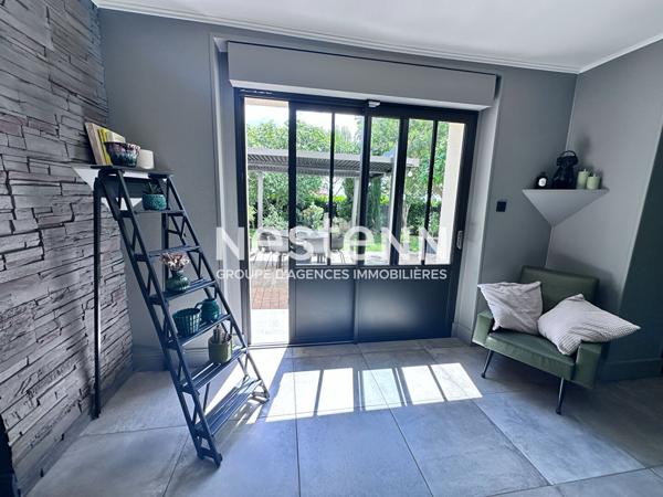 Superbe maison rénovée de 112.88 m² à vendre avec 3 chambres, jardin paysagé, terrasse avec pergola bioclimatique, garage à Montval-sur-Loir (72500)