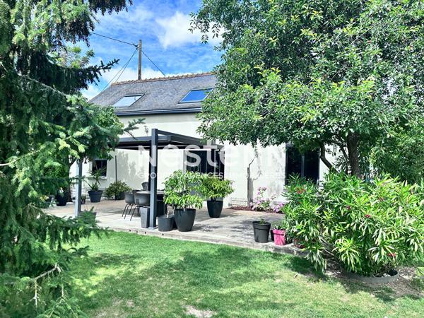 Superbe maison rénovée de 112.88 m² à vendre avec 3 chambres, jardin paysagé, terrasse avec pergola bioclimatique, garage à Montval-sur-Loir (72500)