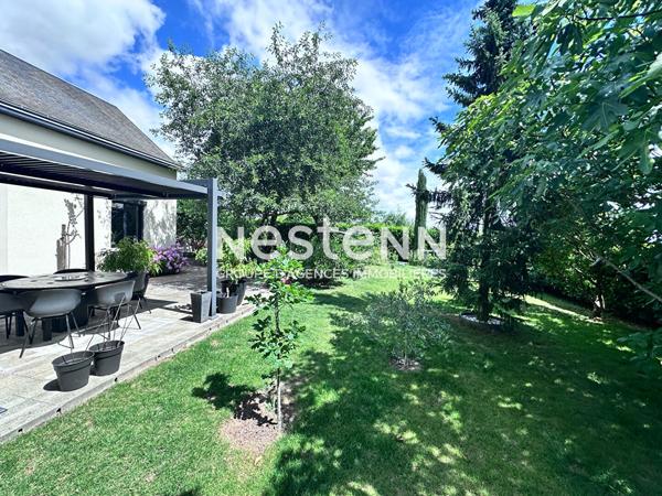 Superbe maison rénovée de 112.88 m² à vendre avec 3 chambres, jardin paysagé, terrasse avec pergola bioclimatique, garage à Montval-sur-Loir (72500)