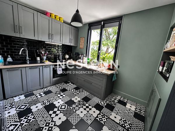 Superbe maison rénovée de 112.88 m² à vendre avec 3 chambres, jardin paysagé, terrasse avec pergola bioclimatique, garage à Montval-sur-Loir (72500)