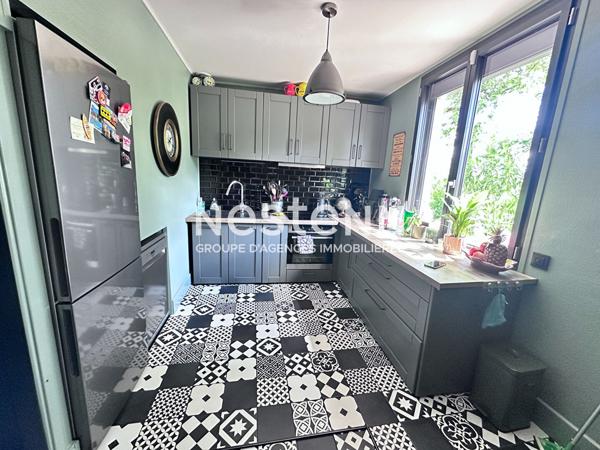 Superbe maison rénovée de 112.88 m² à vendre avec 3 chambres, jardin paysagé, terrasse avec pergola bioclimatique, garage à Montval-sur-Loir (72500)
