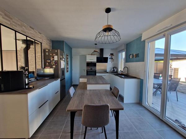 Maison contemporaine 6 pièces 98.29m² avec piscine - Proche commodités et écoles à Longué-Jumelles