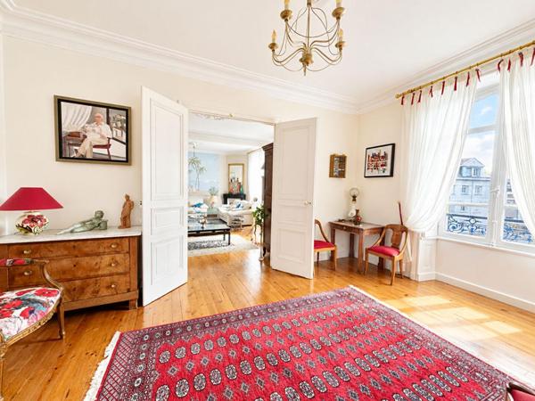 Grand Appartement bourgeois 5 chambres, parking sécurisé et garage fermé