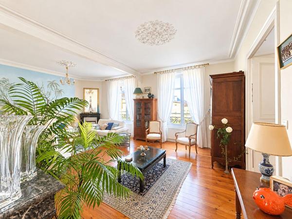 Grand Appartement bourgeois 5 chambres, parking sécurisé et garage fermé