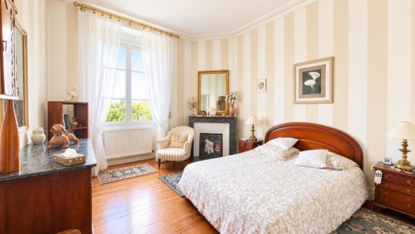 Grand Appartement bourgeois 5 chambres, parking sécurisé et garage fermé