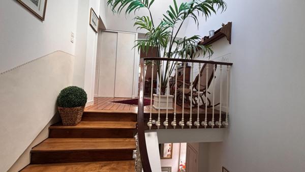 Grand Appartement bourgeois 5 chambres, parking sécurisé et garage fermé