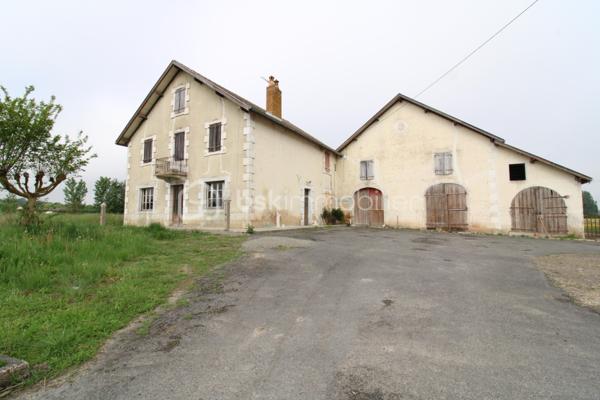 Venez découvrir cette maison à rénover ainsi que ses nombreuses dépendances.
La maison est composée de plusieurs pièces de vie et espaces à aménager selon vos souhaits pendant la rénovation.
A l'étage, un palier dessert quatre chambres ainsi que deux autres pièces pouvant servir à un dressing et salle d'eau par exemple.
Enfin, les combles sont aménageables sur environ 70m².
Côté extérieur, une parcelle d'environ 8 hectares vont permettra de profiter d'un environnement calme.
De nombreuses dépendances sont également présentes pour environ 250m², idéal pour stocker du matériel, des véhicules, transformer en habitation etc.
Après d'important travaux de rénovation, vous pourrez profiter de cette bâtisse aux volumes généreux avec un fort potentiel !

Contacter Nicolas GARDIES : 06.20.99.03.07
