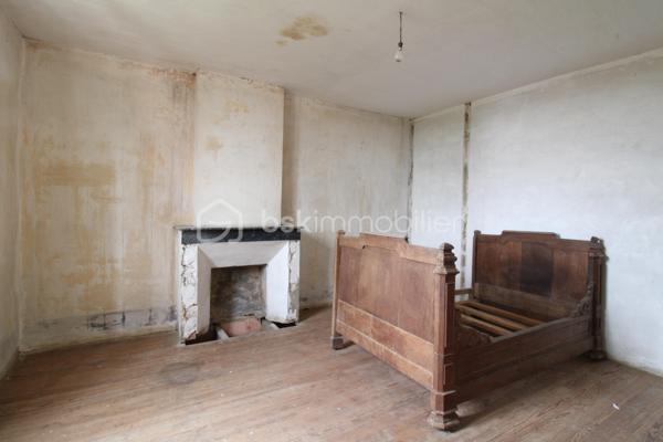 Venez découvrir cette maison à rénover ainsi que ses nombreuses dépendances.
La maison est composée de plusieurs pièces de vie et espaces à aménager selon vos souhaits pendant la rénovation.
A l'étage, un palier dessert quatre chambres ainsi que deux autres pièces pouvant servir à un dressing et salle d'eau par exemple.
Enfin, les combles sont aménageables sur environ 70m².
Côté extérieur, une parcelle d'environ 8 hectares vont permettra de profiter d'un environnement calme.
De nombreuses dépendances sont également présentes pour environ 250m², idéal pour stocker du matériel, des véhicules, transformer en habitation etc.
Après d'important travaux de rénovation, vous pourrez profiter de cette bâtisse aux volumes généreux avec un fort potentiel !

Contacter Nicolas GARDIES : 06.20.99.03.07