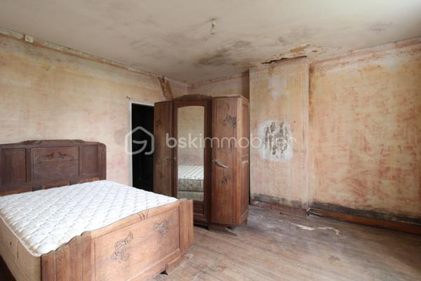 Venez découvrir cette maison à rénover ainsi que ses nombreuses dépendances.
La maison est composée de plusieurs pièces de vie et espaces à aménager selon vos souhaits pendant la rénovation.
A l'étage, un palier dessert quatre chambres ainsi que deux autres pièces pouvant servir à un dressing et salle d'eau par exemple.
Enfin, les combles sont aménageables sur environ 70m².
Côté extérieur, une parcelle d'environ 8 hectares vont permettra de profiter d'un environnement calme.
De nombreuses dépendances sont également présentes pour environ 250m², idéal pour stocker du matériel, des véhicules, transformer en habitation etc.
Après d'important travaux de rénovation, vous pourrez profiter de cette bâtisse aux volumes généreux avec un fort potentiel !

Contacter Nicolas GARDIES : 06.20.99.03.07