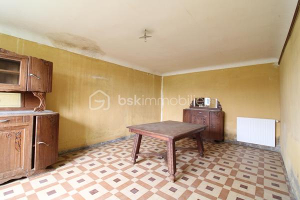 Venez découvrir cette maison à rénover ainsi que ses nombreuses dépendances.
La maison est composée de plusieurs pièces de vie et espaces à aménager selon vos souhaits pendant la rénovation.
A l'étage, un palier dessert quatre chambres ainsi que deux autres pièces pouvant servir à un dressing et salle d'eau par exemple.
Enfin, les combles sont aménageables sur environ 70m².
Côté extérieur, une parcelle d'environ 8 hectares vont permettra de profiter d'un environnement calme.
De nombreuses dépendances sont également présentes pour environ 250m², idéal pour stocker du matériel, des véhicules, transformer en habitation etc.
Après d'important travaux de rénovation, vous pourrez profiter de cette bâtisse aux volumes généreux avec un fort potentiel !

Contacter Nicolas GARDIES : 06.20.99.03.07