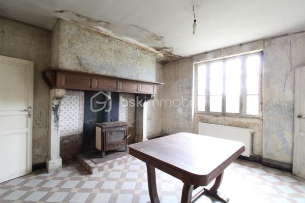 Venez découvrir cette maison à rénover ainsi que ses nombreuses dépendances.
La maison est composée de plusieurs pièces de vie et espaces à aménager selon vos souhaits pendant la rénovation.
A l'étage, un palier dessert quatre chambres ainsi que deux autres pièces pouvant servir à un dressing et salle d'eau par exemple.
Enfin, les combles sont aménageables sur environ 70m².
Côté extérieur, une parcelle d'environ 8 hectares vont permettra de profiter d'un environnement calme.
De nombreuses dépendances sont également présentes pour environ 250m², idéal pour stocker du matériel, des véhicules, transformer en habitation etc.
Après d'important travaux de rénovation, vous pourrez profiter de cette bâtisse aux volumes généreux avec un fort potentiel !

Contacter Nicolas GARDIES : 06.20.99.03.07