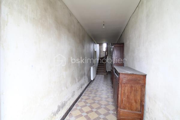 Venez découvrir cette maison à rénover ainsi que ses nombreuses dépendances.
La maison est composée de plusieurs pièces de vie et espaces à aménager selon vos souhaits pendant la rénovation.
A l'étage, un palier dessert quatre chambres ainsi que deux autres pièces pouvant servir à un dressing et salle d'eau par exemple.
Enfin, les combles sont aménageables sur environ 70m².
Côté extérieur, une parcelle d'environ 8 hectares vont permettra de profiter d'un environnement calme.
De nombreuses dépendances sont également présentes pour environ 250m², idéal pour stocker du matériel, des véhicules, transformer en habitation etc.
Après d'important travaux de rénovation, vous pourrez profiter de cette bâtisse aux volumes généreux avec un fort potentiel !

Contacter Nicolas GARDIES : 06.20.99.03.07