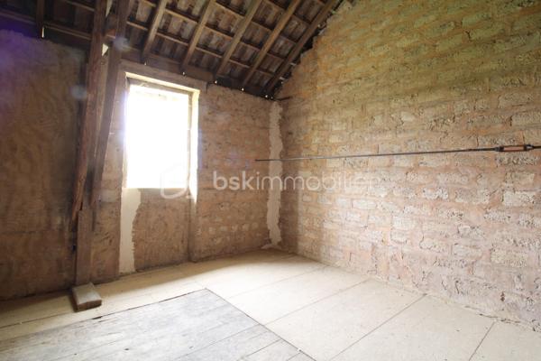Venez découvrir cette maison à rénover ainsi que ses nombreuses dépendances.
La maison est composée de plusieurs pièces de vie et espaces à aménager selon vos souhaits pendant la rénovation.
A l'étage, un palier dessert quatre chambres ainsi que deux autres pièces pouvant servir à un dressing et salle d'eau par exemple.
Enfin, les combles sont aménageables sur environ 70m².
Côté extérieur, une parcelle d'environ 8 hectares vont permettra de profiter d'un environnement calme.
De nombreuses dépendances sont également présentes pour environ 250m², idéal pour stocker du matériel, des véhicules, transformer en habitation etc.
Après d'important travaux de rénovation, vous pourrez profiter de cette bâtisse aux volumes généreux avec un fort potentiel !

Contacter Nicolas GARDIES : 06.20.99.03.07