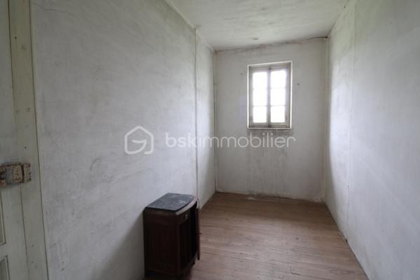 Venez découvrir cette maison à rénover ainsi que ses nombreuses dépendances.
La maison est composée de plusieurs pièces de vie et espaces à aménager selon vos souhaits pendant la rénovation.
A l'étage, un palier dessert quatre chambres ainsi que deux autres pièces pouvant servir à un dressing et salle d'eau par exemple.
Enfin, les combles sont aménageables sur environ 70m².
Côté extérieur, une parcelle d'environ 8 hectares vont permettra de profiter d'un environnement calme.
De nombreuses dépendances sont également présentes pour environ 250m², idéal pour stocker du matériel, des véhicules, transformer en habitation etc.
Après d'important travaux de rénovation, vous pourrez profiter de cette bâtisse aux volumes généreux avec un fort potentiel !

Contacter Nicolas GARDIES : 06.20.99.03.07