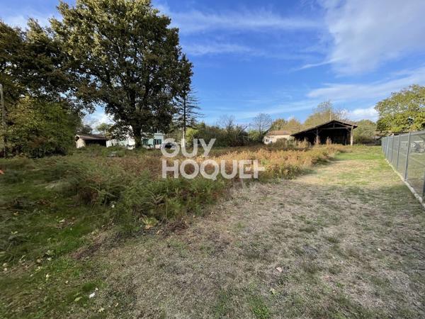 Terrain de 1608m² avec grange et hangar