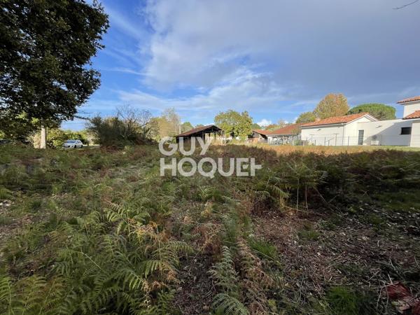 Terrain de 1608m² avec grange et hangar