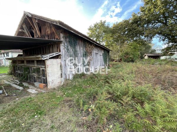 Terrain de 1608m² avec grange et hangar